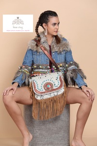 Sac à bandoulière vintage en cuir véritable pour femme KAMARVY, fait main, avec panneaux brodés, fermeture éclair, doublure en coton et pompon - Product Image 2