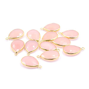 Pendentif en chalcédoine rose en forme de poire, serti d'argent, de 23 à 25 mm, avec bélière, plaqué or - Product Image 3