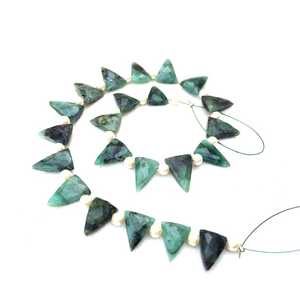 Buena calidad 1 hebra piedra preciosa Esmeralda verde Natural 22 piezas cuentas en forma de triángulo facetado Fopr fabricación de joyas al por mayor - Product Image 5
