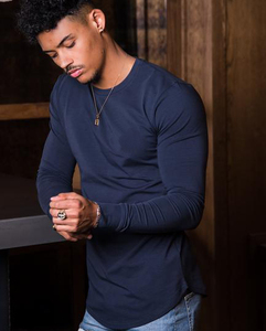 Camiseta con dobladillo curvo para hombre, Camisa ajustada de color azul avy 100% - Product Image 2