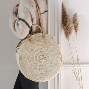 Cesta Redonda de Paja Marroquí Moderna y Minimalista con Asa de Cuero - Product Image 1