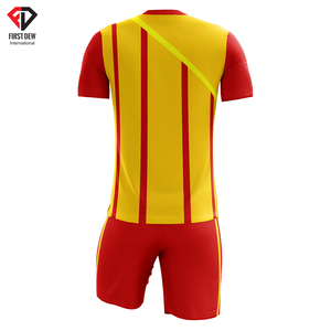 Le tissu maille 100% Polyester de haute qualité pour hommes, ensemble d'uniformes de football, blanc et ciel, fabriqué au pakistan, nouveau Design - Product Image 4