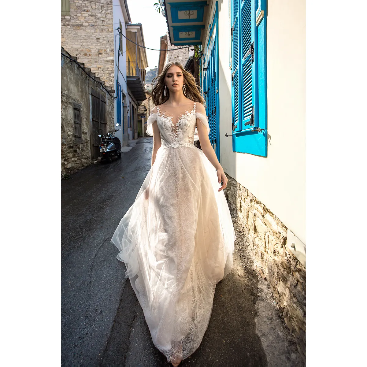 Gorgeous women wedding dress for a fairy bride - Estelavia "Alice", pearls, floral lace, milk and cappuccino tulle skirt