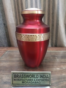 Urne funéraire en métal rouge vif avec gravure dorée, fournitures funéraires de style américain pour adultes par BRASSWORLD INDIA - Product Image 2