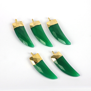 Colgante de punta de rodio chapado en oro y rodio con Diente de colmillo de gota de cuerno facetado de ónix verde con dijes de piedras preciosas galvanizadas - Product Image 4