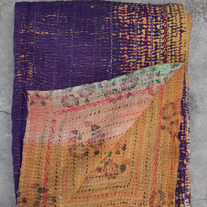 Manta Kantha Vintage al por Mayor con Bordado Hecho a Mano y Diseño de Parches, Dhurries y Decoración del Hogar, Rediseño de Prendas Gudari - Product Image 1