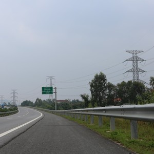 Barrière de défense routière en acier galvanisé à chaud SS400 avec un épaisseur de revêtement de 65 à 100 mc, couleur argent - Product Image 3