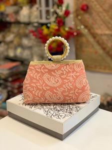 M Creation propose un magnifique sac à main antique avec broderie de perles, fermeture éclair, tissu en coton, poignée en forme de bracelet, chaîne pour usage extérieur - Product Image 3