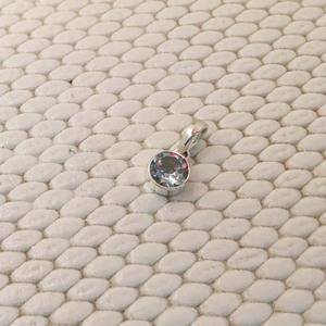 Pendentif en argent sterling fait à la main, léger, design personnalisé, lunette en topaze bleue classique, ensemble de pendentifs fins de style mignon - Product Image 1