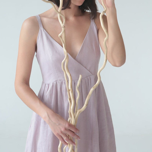 Robe d'été formelle unie en crêpe à col en V et fines bretelles, taille naturelle, coupe droite ample, longueur genou, respirante - Product Image 1