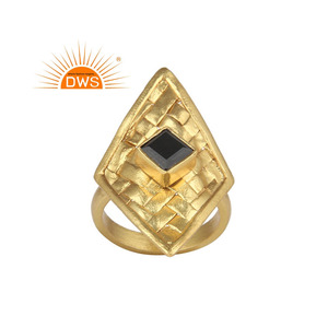 แหวนเงินเนื้อสี่เหลี่ยมแหวนพลอยโอนิกซ์สีดำอินเดียชุบทองเครื่องประดับคอลเลกชันคลาสสิก - Product Image 1
