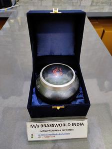 Hueso de mascota en pata de mascota pintado a mano, urna de cremación de aluminio, suministros funerarios, Brassworld, India - Product Image 6