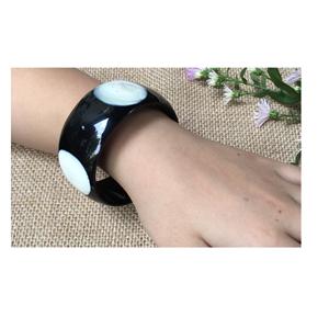 ชุดกำไลข้อมือเรซิ่นคุณภาพสูงและการออกแบบเรซิ่นที่ดีที่สุดสีดำธรรมชาติและใช้ด้วยมือพร้อมขัด - Product Image 1