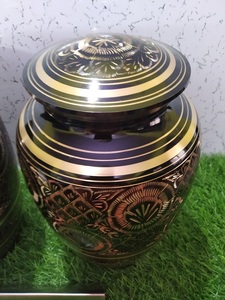 Urna clásica de latón grabado en negro de Brassworld India Suministros funerarios Premium - Product Image 3