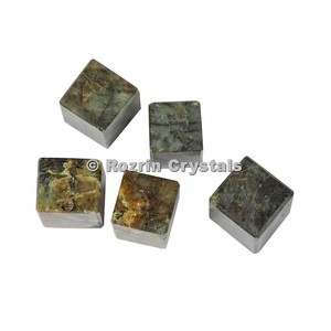 Cube d'agate sculpté et gravé à la main, pierre précieuse, Feng Shui, objet d'art et de collection sur le thème de l'amour - Product Image 1