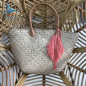 Sac fourre-tout en jonc de mer élégant à poignée unique pour femme avec doublure intérieure en coton et détail de pompon - Product Image 5