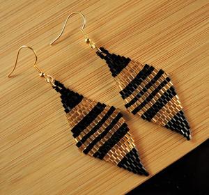 Pendientes de cuentas Miyuki en negro y dorado, hechos a mano, felicidad artesanal. - Product Image 1