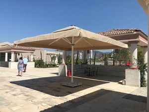 Sombrilla Dorada de 600x600cm con Estructura de Aluminio, Diseño Moderno Impreso en DTF, para Restaurantes y Uso en Exteriores - Product Image 5