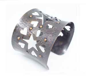Pulsera de latón hecha a mano con efecto brillante, diseño de estrella y luna, estilo africano, joyería antigua de 1905, ideal para festivales. - Product Image 1