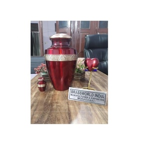 Urna funeraria de latón grabada en rojo de Brassworld India para cenizas de adultos para conmemoraciones y recuerdos - Product Image 1