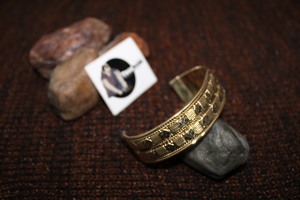 Pulsera de brazalete de latón de moda más nueva con joyería de piedra principal de perlas artificiales para fiestas y cumpleaños de mujeres - Product Image 3