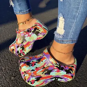 Popüler sıcak satış leopar baskı küçük delik kadın sandalet sevimli terlik platformu kalın tek geri kayış yaz bayanlar rahat ayakkabılar
