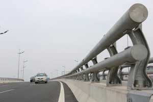 Barrière routière 2 Vagues De Faisceau En Métal Barrière de Garde-Corps Prix W Faisceau De Sécurité Routière - Product Image 2