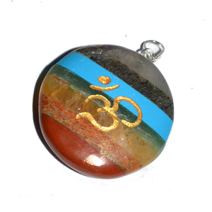 Obtenga una buena calidad de colgantes de disco Om unidos por Chakra: colgantes de disco Om unidos por Chakra a la venta Colgante de Piedra curativa grabado - Product Image 1
