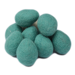 Elegantes bolas de fieltro de lana de Navidad hechas a mano en forma de huevo decoraciones para árboles bolsas OPP empaquetadas en Nepal uso doméstico MOQ 100 piezas varios tamaños - Product Image 1