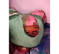 Tissu de sari en crêpe de soie recyclé vintage pour la confection de robes de nuit, de kimonos et de vêtements ethniques indiens en gros pour femmes