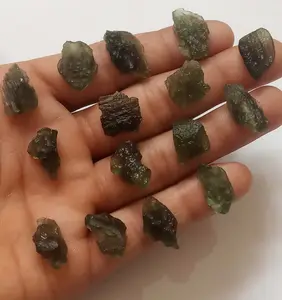 Giá Rẻ Giá moldavite đá quý thô cho vòng Bông tai bán buôn đá tự nhiên thạch anh pha lê hạt Vòng đeo tay với hình dạng hỗn hợp