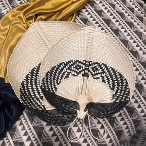 Conjunto al por mayor de 2 abanicos de mano de bambú tejidos a mano de paja natural de algas marinas ventilador colgante de arte de pared para decoración de pared de Vietnam - Product Image 3