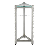 Table d'appoint de luxe en forme de triangle en aluminium pour la décoration du salon avec un verre de qualité supérieure et une finition dorée, table basse