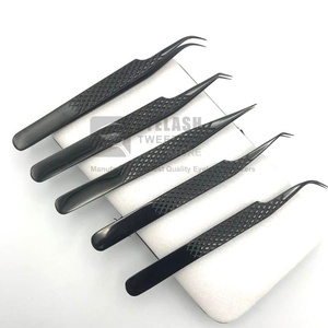 Pinzas de pestañas de Plasma con agarre de diamante negro de acero inoxidable sostenible japonés profesional probadas a mano y privadas - Product Image 1
