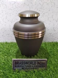 Urne pour adulte en laiton finition ardoise de haute qualité avec boîte en velours noir fournitures de funérailles cuivworld inde - Product Image 3