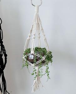 Cintre de pot de plante en macramé moderne fait à la main avec 4 pieds Tissu de décoration moderne de l'Inde Idée cadeau du Nouvel An - Product Image 5