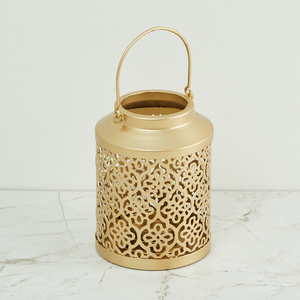 Linterna de metal tallada chapada en oro hecha a mano con mango perfecto para ideas de decoración elegantes para interiores y exteriores para el hogar y el jardín - Product Image 2