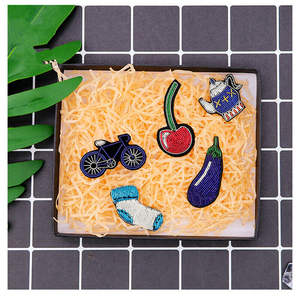 Mode main broderie badges broche emblème personnalisé broche/mode haute qualité brodé à la main broche/meilleure qualité personnalisée - Product Image 2