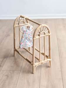 ราวแขวนเสื้อผ้าจิ๋วทำจากหวายธรรมชาติสำหรับตุ๊กตาจากเวียดนาม - Product Image 3