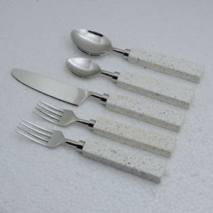 Ensemble de couverts de cuisine en acier inoxydable, résine et pierre de marbre avec poignée ronde et design moderne - Product Image 3