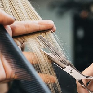 Tijeras de Entresacar de Acero Inoxidable con 30 Dientes, Hoja Afilada de Doble Cara, Tornillo Ajustable y Apoyo para Dedos para Uso en Salón - Product Image 6