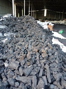 Vente en gros de briquettes de charbon noir de bois dur de meilleure qualité motif de bâton de café naturel pour barbecue - Product Image 3