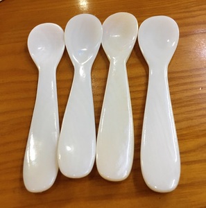 Un cadeau de Superior Nature Cuillère en nacre blanche, cuillère à caviar taille 11cm Parfait pour servir du caviar - Product Image 1