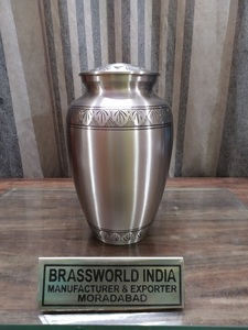 Hojas de aluminio grabadas para adultos, urna de cremación, suministros funerarios, Brassworld, India - Product Image 5