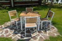 Table carrée Catalina en teck avec base en fer, qualité minimaliste, fabriquée en Indonésie, pour salon, hôtel, usage extérieur, salle à manger