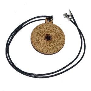 Design rond sur pendentifs en bois avec pierre de cornaline rouge Pierre de poche gravée en ligne Acheter maintenant - Product Image 1