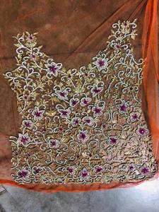 Robe de mariée indienne traditionnelle en lehenga, orange, violet et fuchsia, richement brodée - Product Image 2