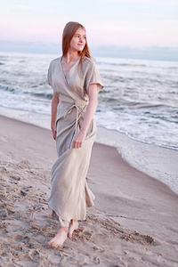 Robe en lin brodée tendance et élégante pour femme, grise, col en V, boutonnée, manches mi-longues, longueur ras du sol, coupe naturelle - Product Image 3