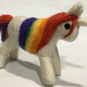 Décoration de licorne en laine 100% faite à la main du Népal Produit équitable pour les cadeaux promotionnels et d'affaires - Product Image 1