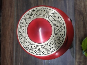 Urne funéraire en métal rouge vif avec gravure dorée, fournitures funéraires de style américain pour adultes par BRASSWORLD INDIA - Product Image 6
